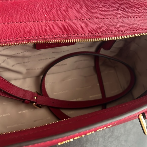 Michael Kors Classic Handbag in Red/Maroon (Like new) - Picture 4 of 9